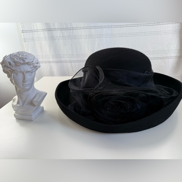 Brand new with new tag. Toucan hat New York. Very classic. - Picture 2 of 8